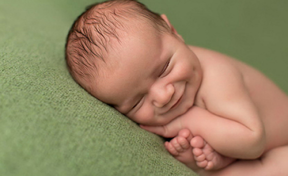 如何让熟睡的婴儿微笑